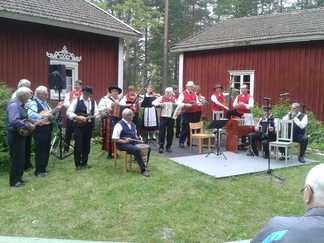 Yhteissoitto Reissu-Veikon sottiisissa 2015.