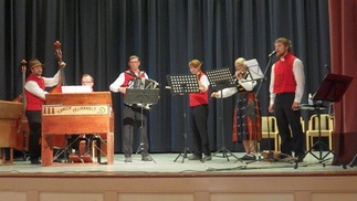 Loimaalainen oltermanni Veikko Kotiranta täytti 100-vuotta ja pelimannit ympäri maakuntaa kokoontuivat juhlistamaan tapahtunutta Loimaan Heimolinnaan 10.6.2018. Tässä Yläneen pelimannien veto vuorollaan. Tämä vuosi oli keikkojen kulta-aikaa ennen koronaa: 8.4. Veikko 80v-juhlakonserti Yläneen koulun juhlasalissa, 22.4. perinteihen kulttuuriviikon päätöskonsertti Luontokapinetilla, 17.5. Alberton juhlakonsertti Yläneen kirkossa, 20.5. kansanmusiikkimessu Pöytyän kirkossa, 9.6. Loimaalla Heimolinnassa, 28.7. Reissu-Veikon sottiisi Museomäellä, 18.8. yhteiskonsertti Säkylän viihdelaulajien kanssa Wanhassa Kanalassa Loimaan ja Oripään rajalla.