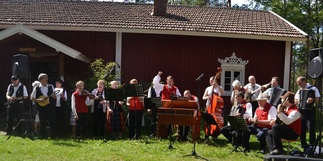 Vieraita ja tuttuja yhteissoitossa kesällä 2014 Yläneen kotiseutumuseolla.