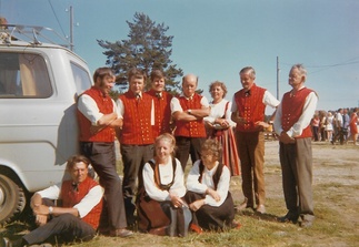 Vuonna 1973 Kiikoisissa mukana soittajat takarivissä Eino Sointula, Into Vehmasto, Veikko Lahtinen, Pentti Sallinen, Hilja Harinen, Heikki Lehtonen, Aarne Valo, eturivissä Hiljan veli Hannu Takala, Ulpu Rastas ja Sirkka-Liisa Salmi.