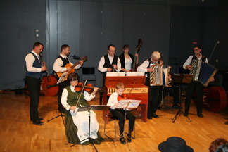 Ensimmäinen uuden kokoonpanon esiintyminen Varsinais-Suomen Pelimanniyhdistyksen 40-vuotisjuhlassa Raisiossa vuonna 2011. Viuluapua Virmolaisilta Riitan muodossa.