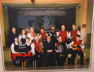 Tultaessa 1990-luvulle Keihään Pentti on ottanut vetovastuun nuorten soittajien kouluttamisesta ja samalla koko bändistä. Kuvassa ollaan Yläneen työväentalolla ja siellä on selvästikin juhlittu oltermanni Eino Sointulan vuosipäivää. 