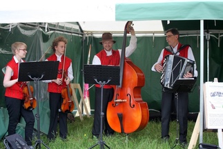 Pienryhmä Mynämäen Hirvijärvellä 2015 FINN5-suunnistuskisojen sydämessä mainostamassa puolen tunnin soitolla Suvi-illan konserttia.