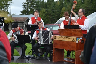 2015 syyskuussa Sarkamuseon pihatapahtuman "pitkäsoitto" klo 10-14.